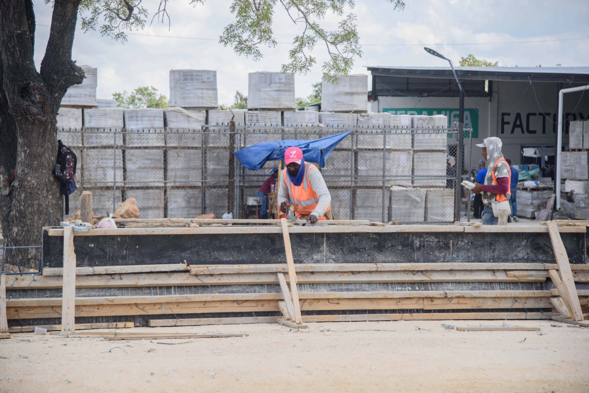 Vecinos de San Isidro rechazan muro divisorio en la avenida del mismo nombre