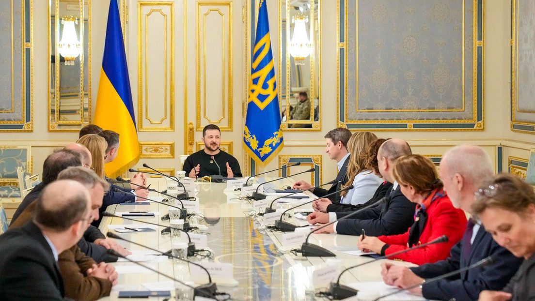 Una delegación de funcionarios estadounidenses llega a Kiev