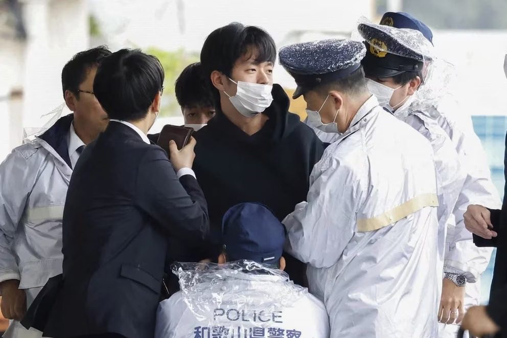 El primer ministro japonés fue evacuado de emergencia tras una fuerte explosión durante un discurso electoral