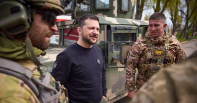 Zelenski recomienda enviar comisarios militares al frente y sustituirlos por soldados heridos