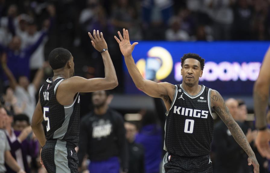 De’Aaron Fox guía a Kings a triunfo en su regreso a los playoffs