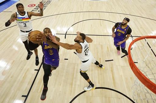 Los Lakers vencen a Wolves y los rebasan en el Oeste de cara a playoffs