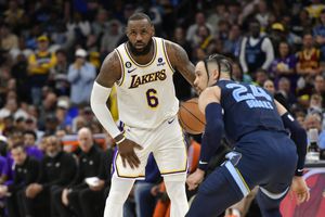 Lakers de LeBron ganan a Grizzlies y se ponen 2-1 en la serie
