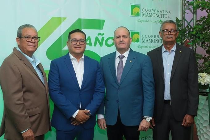 Un brindis para celebrar 45 años de servicios cooperativos