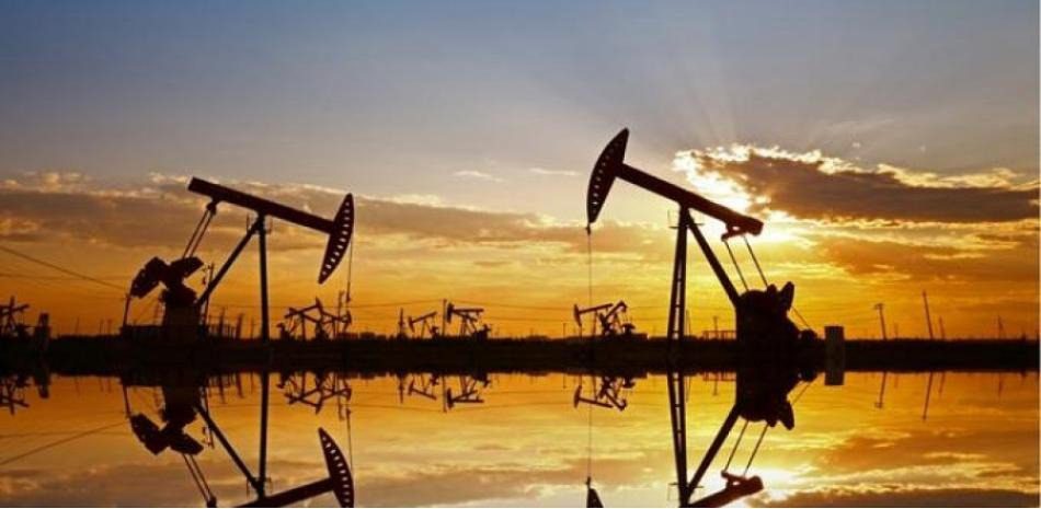 El precio del petróleo cae ante preocupación por estancamiento de la deuda de EE.UU.