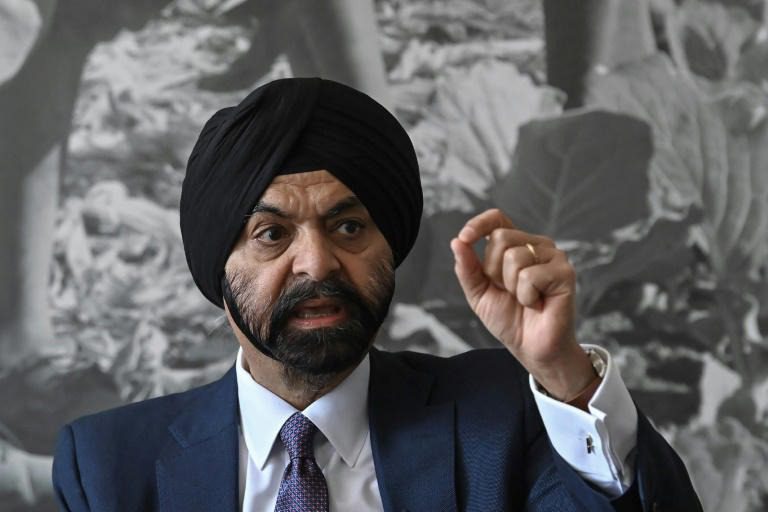 Ajay Banga, de ejecutivo en India a dirigir el Banco Mundial Sij, nacido en India y convertido luego en estadounidense, Ajay Banga, elegido el miércoles al frente del Banco Mundial (BM), tiene múltiples desafíos, entre ellos la financiación de la lucha contra el calentamiento global y la reforma del funcionamiento de esa institución financiera. Este hombre de negocios de 63 años sucederá desde junio a David Malpass y era el única candidato al cargo. Su designación no cumplió totalmente con las expectativas del BM, que había alentado a sus miembros a promover candidaturas de mujeres. Según varias fuentes cercanas, la secretaria del Tesoro, Janet Yellen, estaba a favor de tal tipo de elección, pero la decisión final recaía en el presidente estadounidense, el demócrata Joe Biden. Sin embargo, en muchos aspectos, esta designación refleja la voluntad de la Casa Blanca hacer un gesto hacia determinados países emergentes, en un contexto de crecientes tensiones geopolíticas, proponiendo a una persona que nació, creció y se educó en una de las naciones más grandes del mundo, y a la que Estados Unidos intenta acercarse: India. Des manifestants devant le siège de la Banque mondiale à Washington le 14 avril 2023© Mandel NGAN "Creo que tener a alguien que pueda hablar con diferentes identidades y diferentes partes interesadas es absolutamente esencial", opinó Clemence Landers, investigadora del Centro para el Desarrollo Global, organización que tiene por objetivo contribuir a la reducción de la pobreza global a partir de investigaciones económicas. Eso porque Ajay Banga, ahora nacionalizado estadounidense, tuvo una primera vida en el subcontinente indio. Nacido en Pune, en el estado de Maharashtra (centro), en el seno de una familia de la minoría religiosa sij, Ajay Banga se mudó regularmente durante su infancia, de acuerdo con las asignaciones de su padre, un militar, que terminó su carrera con el grado de teniente general. También continuó sus estudios allí, primero en el St Stephen's College en Nueva Delhi y luego en el centro empresarial Indian Institute of Management en Ahmedabad, una de las mejores escuelas de negocios de Asia, antes de comenzar su carrera, a principios de la década de 1980, en filiales de grandes grupos agroalimentarios como Nestlé y luego PepsiCo. Ajay Banga se cambió a las finanzas a fines de la década de 1990. Se unió al banco estadounidense Citigroup y fue responsable, entre 2005 y 2009, del desarrollo de la estrategia de microfinanzas del grupo. - Dar garantías - En 2009, se unió a Mastercard como director de operaciones antes de convertirse en director ejecutivo un año después y luego en presidente de la junta directiva en 2021. "Tiene un enfoque bastante particular. Su visión de las cosas es realmente encontrar crecimiento a través de la inclusión financiera", a través, por ejemplo, de microcréditos, "especialmente en países emergentes", dijo Luis Alberto Moreno, expresidente del Banco Interamericano de Desarrollo (BID), que ha forjado alianzas en particular con Mastercard. Ahora al frente de la institución multilateral, Ajay Banga sabe que se le espera con ansias para afrontar dos aspectos esenciales: la reforma del Banco Mundial, que Estados Unidos, quiere impulsar con apoyo de varios países, y la financiación de la lucha contra el calentamiento global, especialmente para los países pobres y emergentes. Sobre todo porque el tema climático es sin duda uno de los motivos que impulsó al presidente saliente del BM, David Malpass, a anunciar su renuncia a la institución el 15 de febrero, un año antes de finalizar su mandato. Nombrado por el expresidente republicano Donald Trump (2017-2022), Malpass enfrentó al escepticismo a su voluntad de tomar en serio los problemas climáticos, y el exvicepresidente estadounidense Al Gore no dudó en acusarlo de ser climatoescéptico. Pero su sucesor no podrá ignorar estos asuntos. Ajay Banga también tendrá que gestionar las demandas de los países emergentes, en particular de China, India, Rusia y Brasil, que desde hace varios años quieren ver crecer su papel dentro de las instituciones internacionales. Tan pronto como se anunció su candidatura, Banga tomó su bastón de peregrino, comenzando por África, visitando un total de ocho países y reuniéndose con 37 gobiernos, según el Departamento del Tesoro estadounidense. Son desafíos para los que Ajay Banga es la persona adecuada, dice David Beasley, director ejecutivo del Programa Mundial de Alimentos (PMA) de Naciones Unidas. "Sabe ser directo, no andar con rodeos y, al mismo tiempo, ser increíblemente diplomático. Dados los muchos problemas existentes en todo el mundo, necesitamos a alguien con su madurez y experiencia", subrayó.