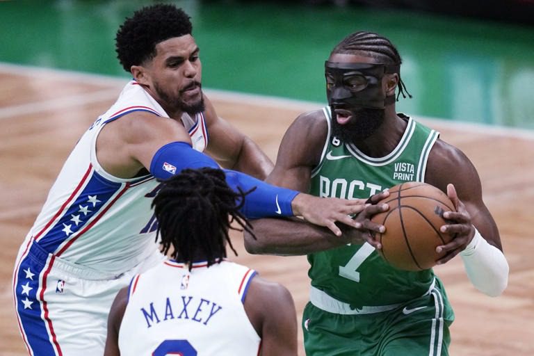 Con 25 de Brown, Celtics estropean regreso de Embiid