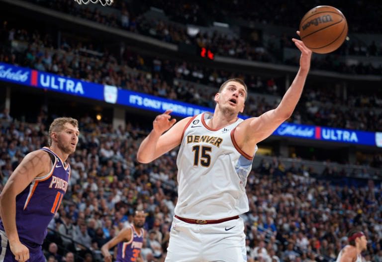Nuggets doblegan a Suns y recuperan la delantera