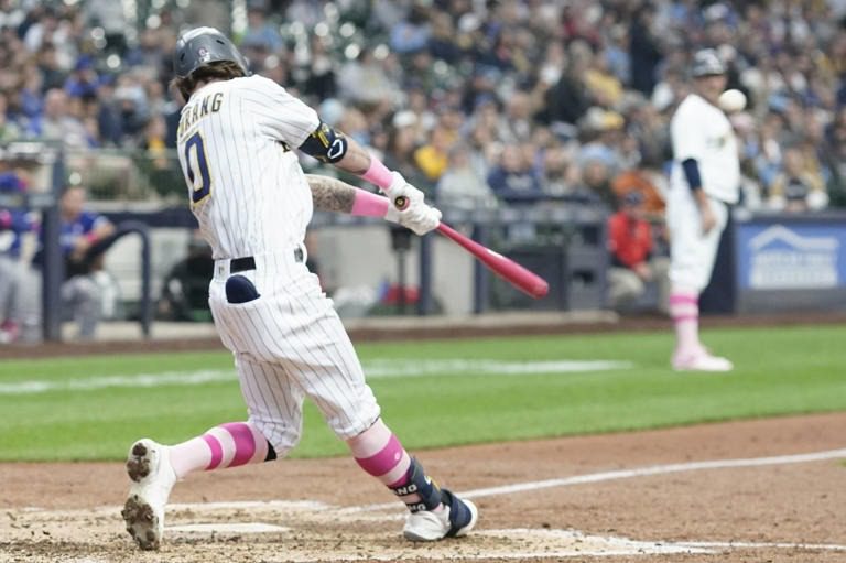 Cerveceros derrotan 9-6 a Reales y barren la serie