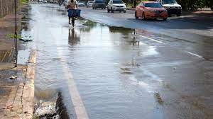 Aguas de sanitarios descargan en la autopista 30 de Mayo