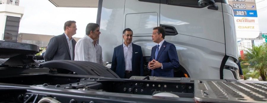 Bisonó encabeza acto entrega nueva flotilla camiones X-Way de gas natural a TotalEnergies