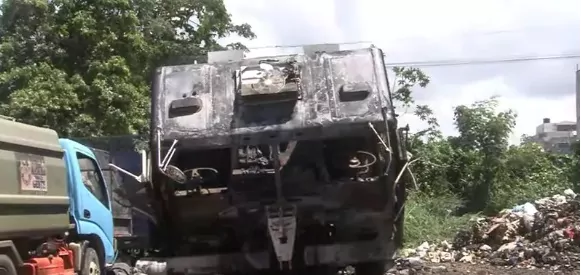 Le queman dos camiones al Ayuntamiento de Boca Chica