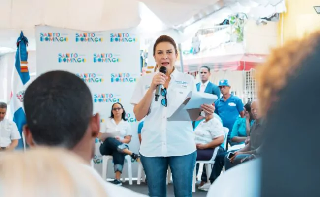 Carolina Mejía se reúne con comunitarios de Los Guandules para identificar necesidades y establecer soluciones