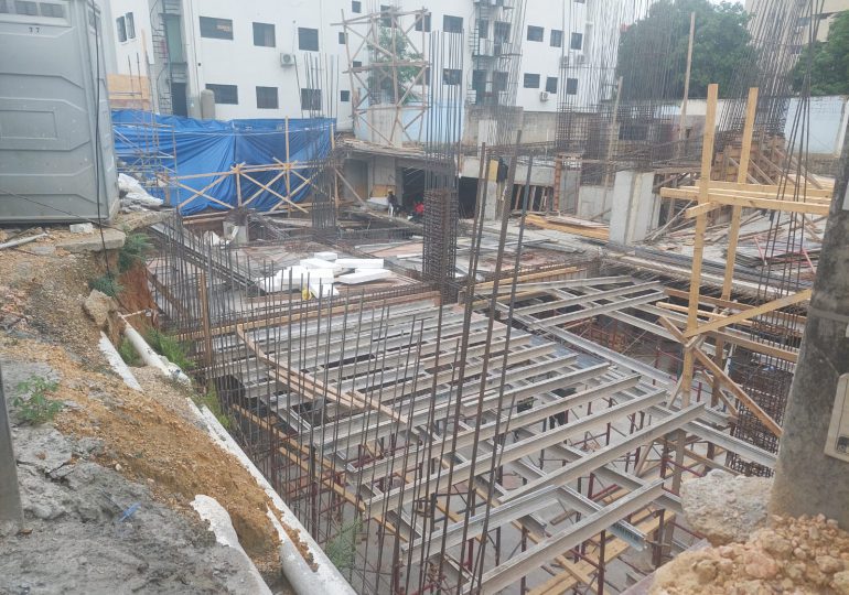 Externan preocupación por construcción que amenaza con hacer colapsar un edificio