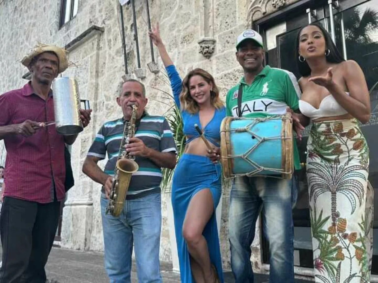 Actriz Carmen Villalobos bailando merengue típico en Ciudad Colonial de Santo Domingo
