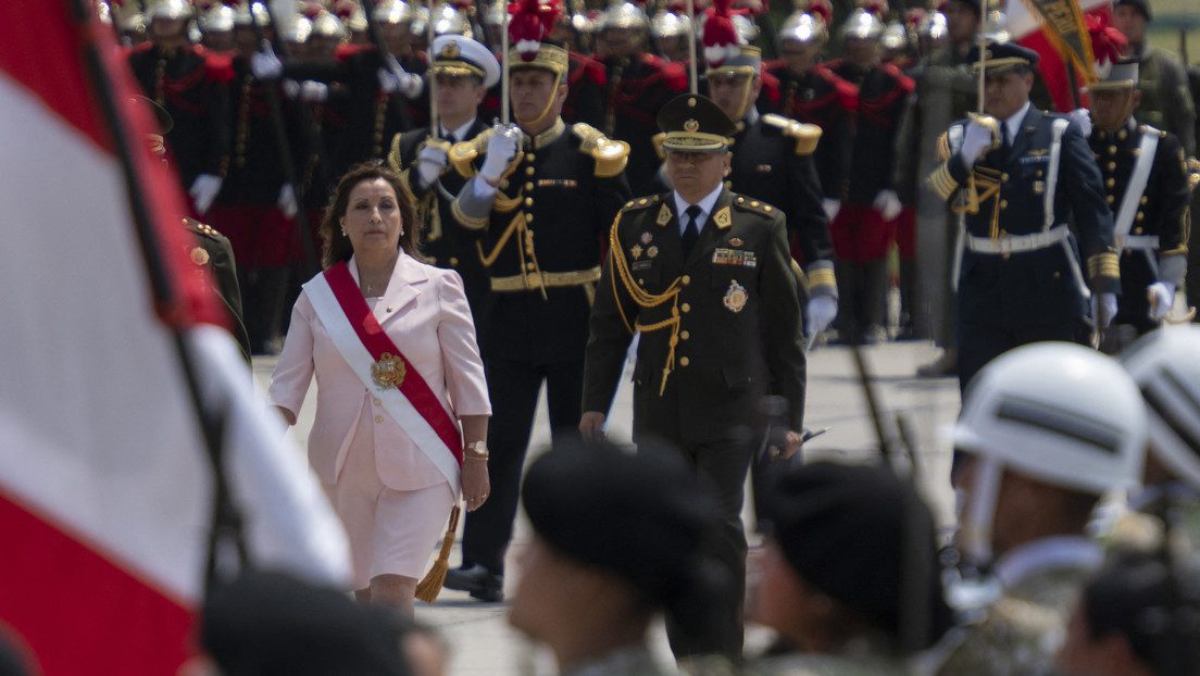 "Cree que vive en la monarquía inglesa": Dichos de Boluarte sobre militares causan repudio en Perú