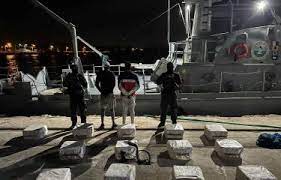 Decomisan lancha con 325 paquetes de droga en Barahona