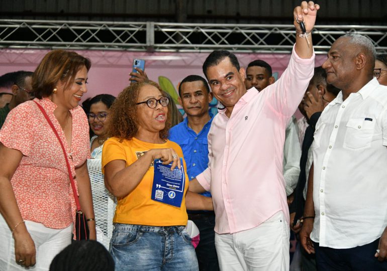 Diputado Elías Báez realiza fiesta con sorteo de vehículo a madres de SDO