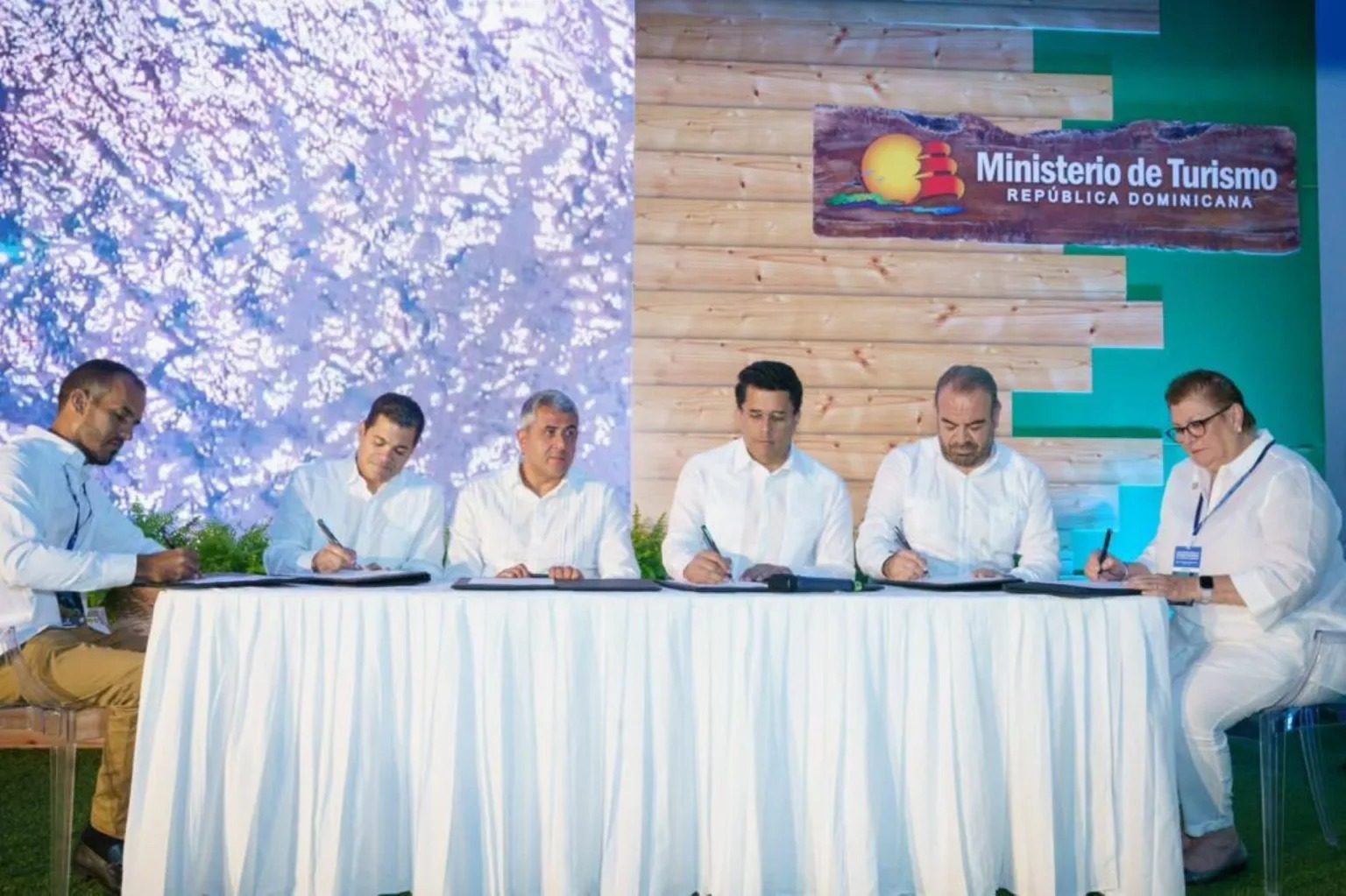 David Collado y secretario general de la OMT firman declaración compromiso sostenibilidad turística en RD