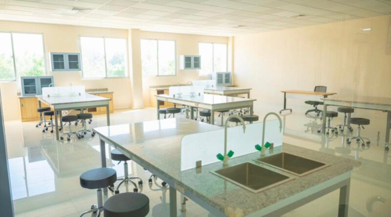 Gobierno inaugura laboratorios equipados en la Universidad Católica Tecnológica de Barahona