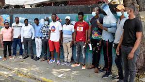Haitianos denuncian fueron estafados por agencia en Santiago que promovía "la vuelta a México"