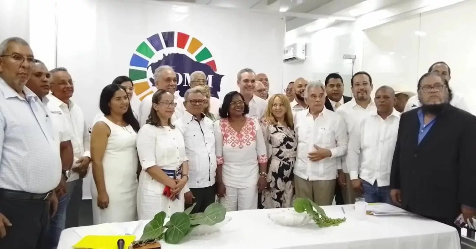 Abinader juramenta comisión de desarrollo turístico en Montecristi