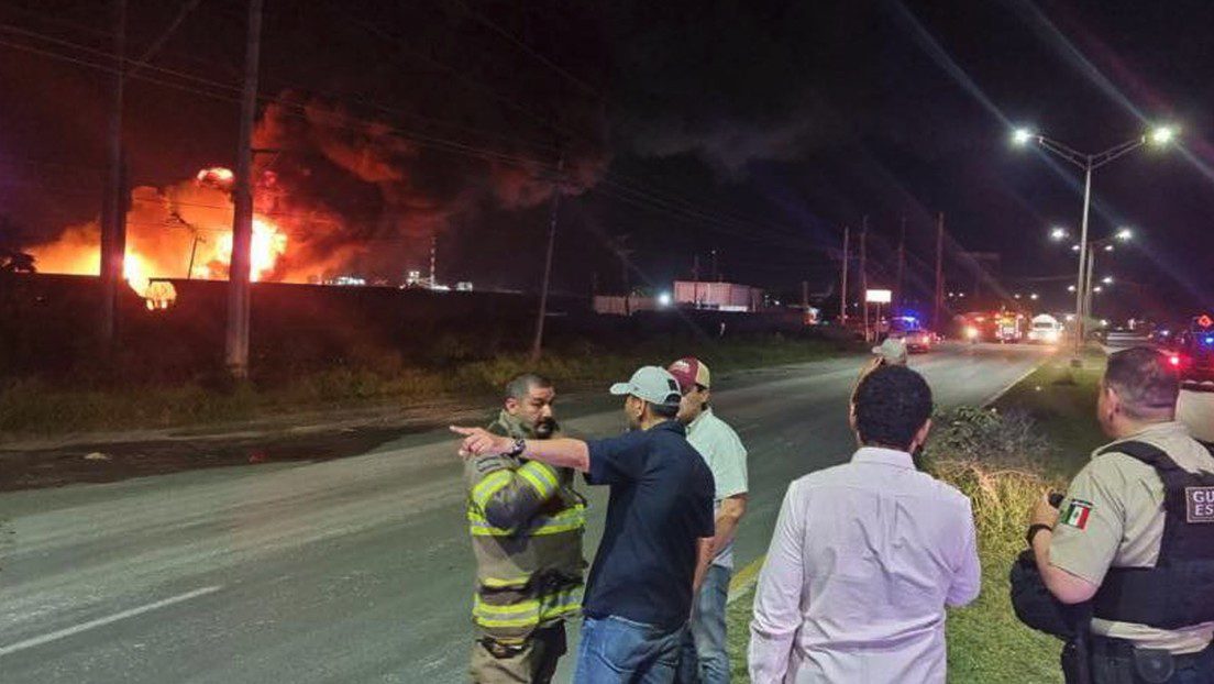 La explosión de varios tanques con gasolina provoca un enorme incendio en México