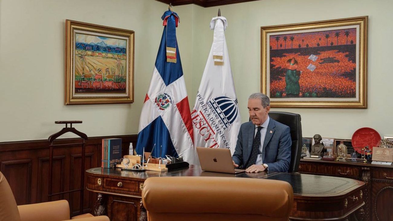 MESCyT asegura que no tiene retraso en pagos a estudiantes becados