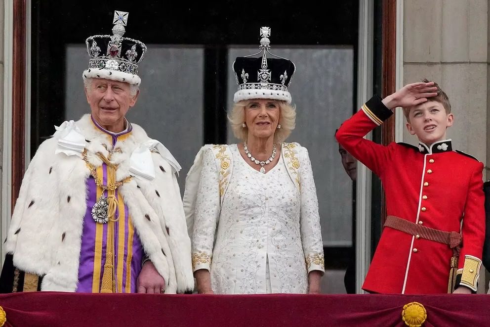 Bajo un cielo encapotado y una lluvia incesante, Carlos III cumplió el sueño de ser coronado