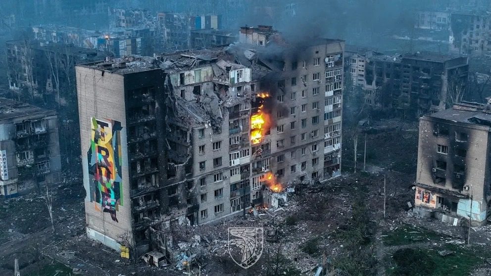 El comandante del Ejército de Tierra ucraniano, el general Oleksander Syrskyi, admitió que sólo controlan una parte de las afueras de la estratégica ciudad de Bakhmut, escenario de una de las batallas más encarnizadas de la guerra en las últimas semanas, pero destacó que el objetivo ahora es lograr un “cerco táctico” sobre las fuerzas rusas presentes en la localidad. “A pesar de que ahora controlamos las afueras de la ciudad, la importancia de su defensa no pierde sentido. Esto nos dará en el futuro la oportunidad de entrar en la ciudad, cuando cambie la situación operativa en el frente”, dijo Syrskyi en un mensaje publicado en Telegram. Un edificio destruido en Bakhmut (Fuerzas armadas de Ucrania/REUTERS) Un edificio destruido en Bakhmut (Fuerzas armadas de Ucrania/REUTERS) En el vídeo que lo acompaña Syrskyi destaca que con el control de los edificios más altos “podremos destruirlos gradualmente”. “Con ello el enemigo no controla las inmediaciones de la ciudad y nos da ciertas ventajas tácticas”. El propio Syrskyi visitó este domingo a las fuerzas ucranianas cerca del frente de Bakhmut y subrayó que “las Fuerzas Armadas continúan con las acciones ofensivas en los flancos de las inmediaciones de Bakhmut”. “Tenemos que destruir al enemigo. ¡Gloria a Ucrania!”, concluyó el general en su mensaje. El coronel general Oleksandr Syrskyi, jefe de las fuerzas terrestres ucranianas, durante una visita a soldados en un puesto avanzado al norte de Kiev, Ucrania, el 29 de marzo de 2022. (REUTERS/Zohra Bensemra) El coronel general Oleksandr Syrskyi, jefe de las fuerzas terrestres ucranianas, durante una visita a soldados en un puesto avanzado al norte de Kiev, Ucrania, el 29 de marzo de 2022. (REUTERS/Zohra Bensemra) Un portavoz militar ucraniano, Serhi Cheravati, reconoció por su parte que la situación es “crítica” pero que la batalla continúa en Bakhmut y que Kiev aún controla parte de la localidad. “Nuestros soldados tienen fortificaciones y varias zonas del suroeste de la ciudad”, aseguró en declaraciones a la televisión ucraniana. Los altos mandos de Kiev destacaron que con el control de los edificios más altos podrán destruir a los rusos gradualmente. (Fuerzas armadas de Ucrania/REUTERS) Los altos mandos de Kiev destacaron que con el control de los edificios más altos podrán destruir a los rusos gradualmente. (Fuerzas armadas de Ucrania/REUTERS) Cheravati destacó que incluso en el caso de que las fuerzas rusas tomaran la ciudad ésta no tendría un uso militar ni político. “Están actuando como si hubieran tomado Dnipró”, pilar de la industria militar ucraniana, situada en el sureste del país. En la ciudad la devastación es total (Fuerzas Armadas de Ucrania/Reuters) En la ciudad la devastación es total (Fuerzas Armadas de Ucrania/Reuters) Mientras, el Ministerio de Defensa ruso informó de la destrucción de un puente cercano a Bakhmut empleado por las fuerzas ucranianas para enviar refuerzos militares. El presidente ruso, Vladimir Putin, felicitó la pasada noche a los mercenarios de Wagner y a las Fuerzas Armadas rusas por la captura de Bakhmut, una toma que adelantó el líder y propietario del grupo de mercenarios Wagner, Yevgeni Prigozhin. Por otra parte, la Fiscalía ucraniana informó de la muerte de dos personas y de seis personas más heridas por bombardeos rusos sobre Avdiyivka, Chasir Yar, Niu York, Toretsk y Georgiivka, en la región de Donetsk. (Con información de Europa Press)