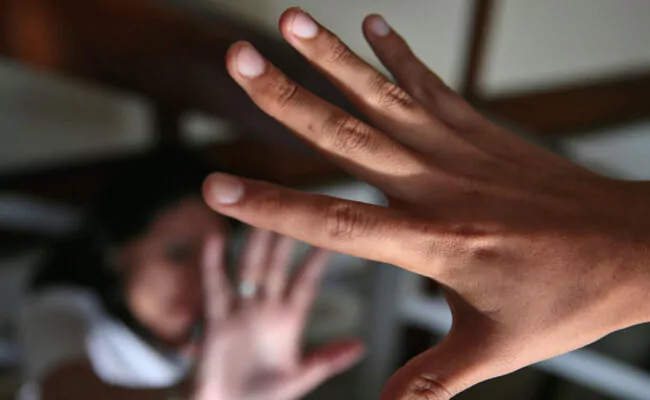 Condenan a 30 años a mujer por quemar manos de su hija de siete años