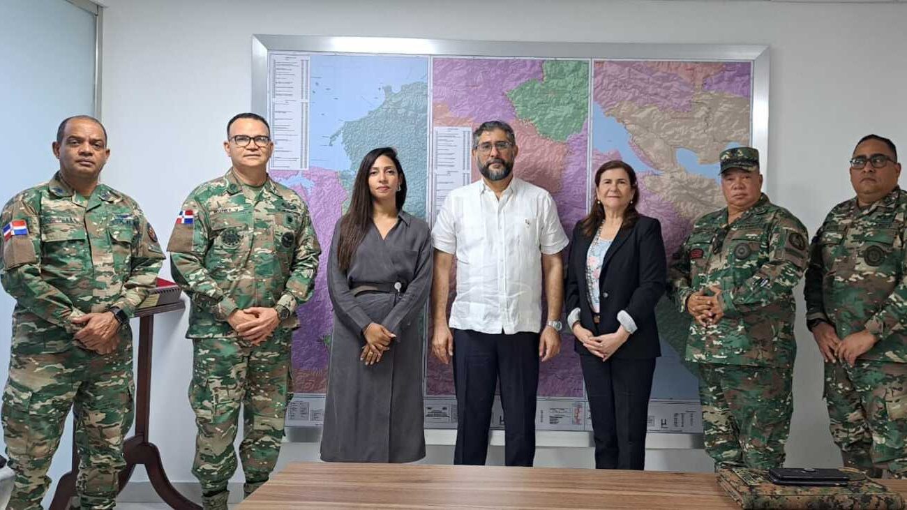 Medio Ambiente y Defensa coordinan esfuerzos para garantizar la conservación de Laguna Saladillo