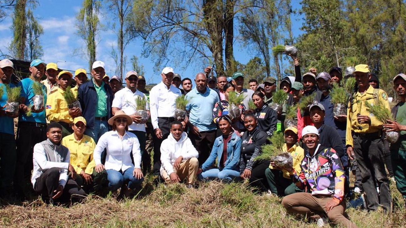 Ministerio de Medio Ambiente realiza jornada de reforestación con estudiantes de Constanza y la Academia de Ciencias