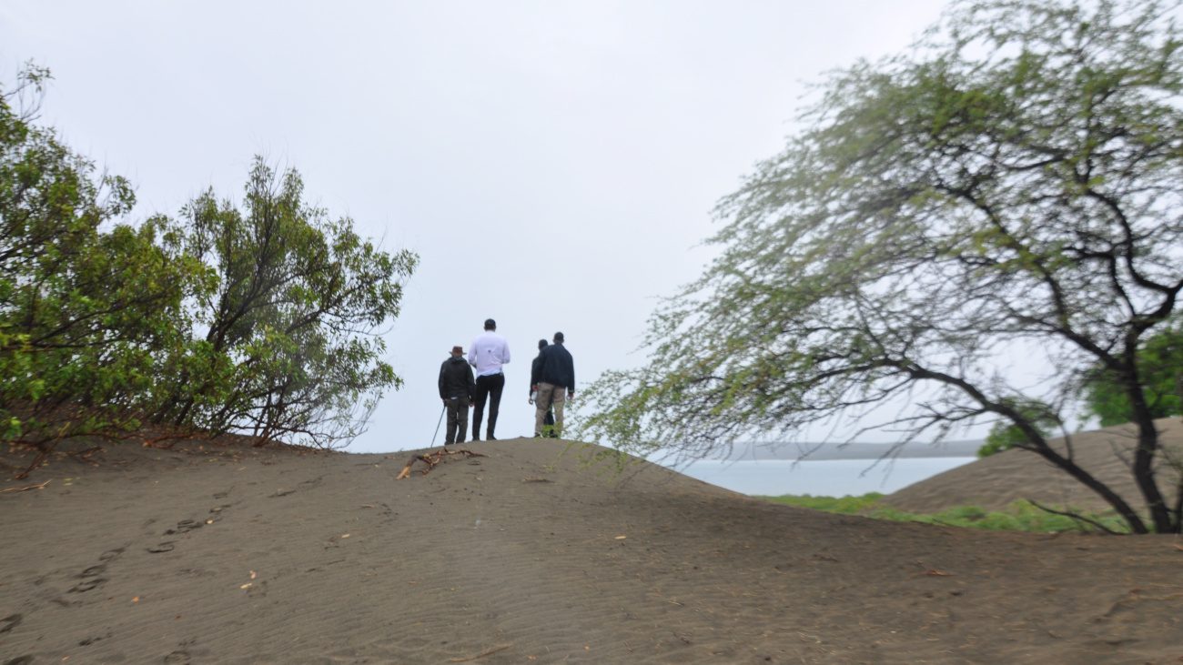 Ministro de Medio Ambiente realiza recorrido por Las Dunas de Baní; buscan liberar área protegida de ocupación ilegal