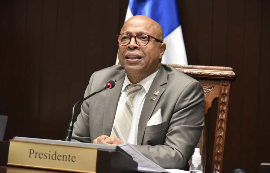 Alfredo Pacheco le entra a Miguel Ceara Hatton; lo llama "ineficiente" y "abusador"