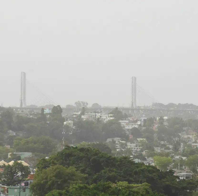Polvo del Sahara provoca sofocante calor y cielo brumoso