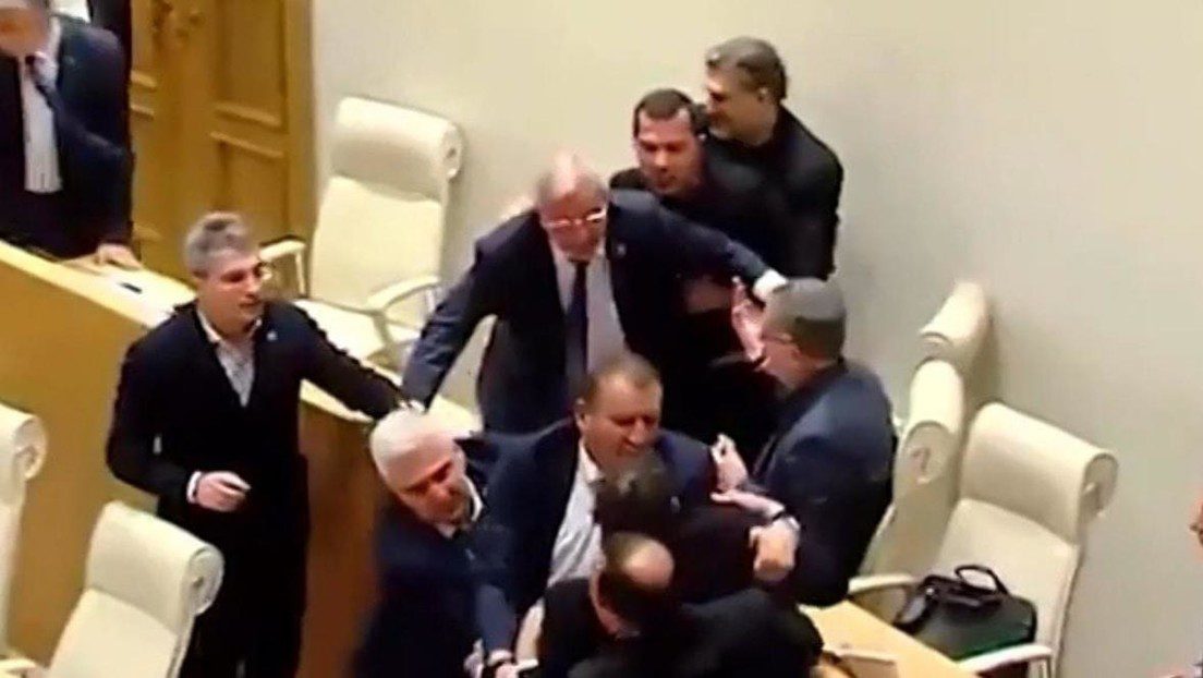 Pelea de parlamentarios georgianos en pleno debate sobre la reanudación de los vuelos desde Rusia
