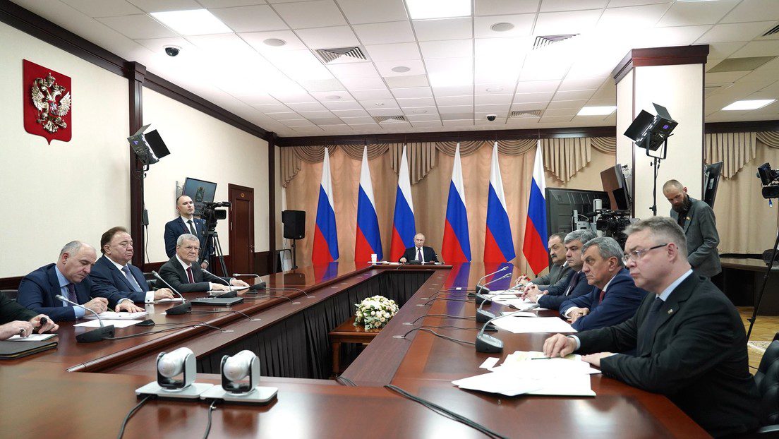 Putin: "Nuestros rivales son imbéciles con pensamiento neocolonial"