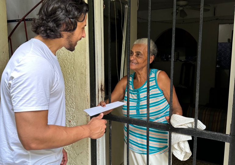 Raymond Rodríguez sorprende a madres del DN con diversos detalles y un mensaje de esperanza