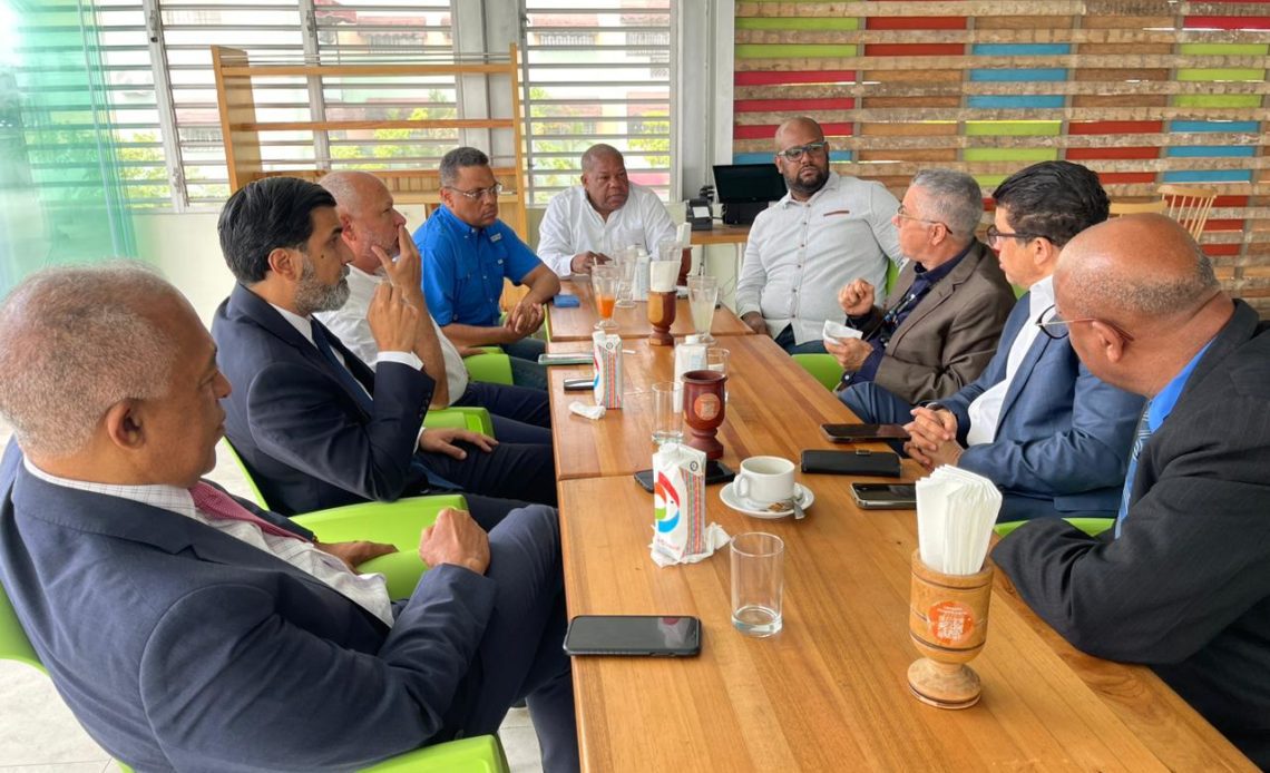 Precandidatos del PRM por Alcaldía SDE se reúnen para trazar estrategia de unidad y reelección presidencial