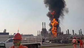 Se registra una fuerte explosión en una refinería al sur de México