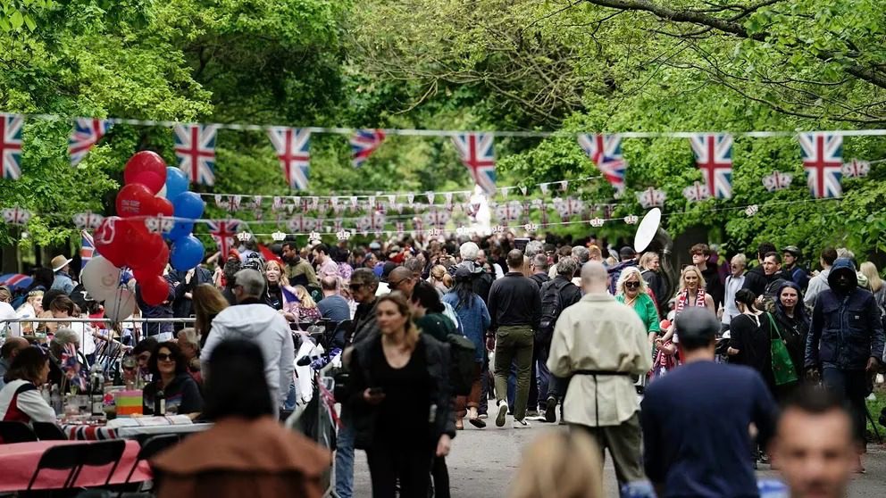 La Familia Real se unió a las fiestas callejeras en honor a la coronación del rey Carlos III