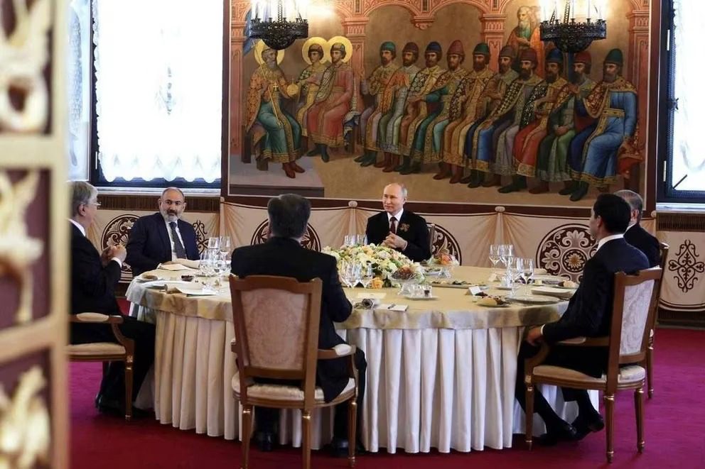 Vladimir Putin y un mensaje colgando en la pared