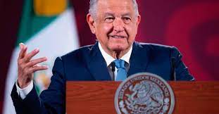 Un grupo de maestros intenta irrumpir en la mañanera de López Obrador