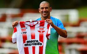 Maxi Pereira, que marcó una era con Uruguay, se retiró del fútbol y se va a Portugal