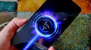 Estás matando poco a poco a tu móvil si lo cargas con funda