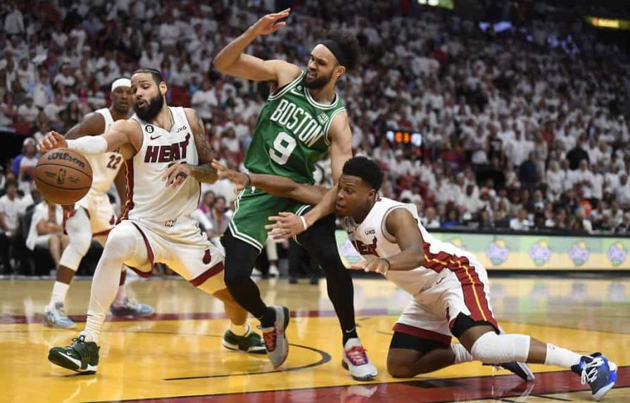 Celtics vencen al Heat y están al borde de la remontada histórica