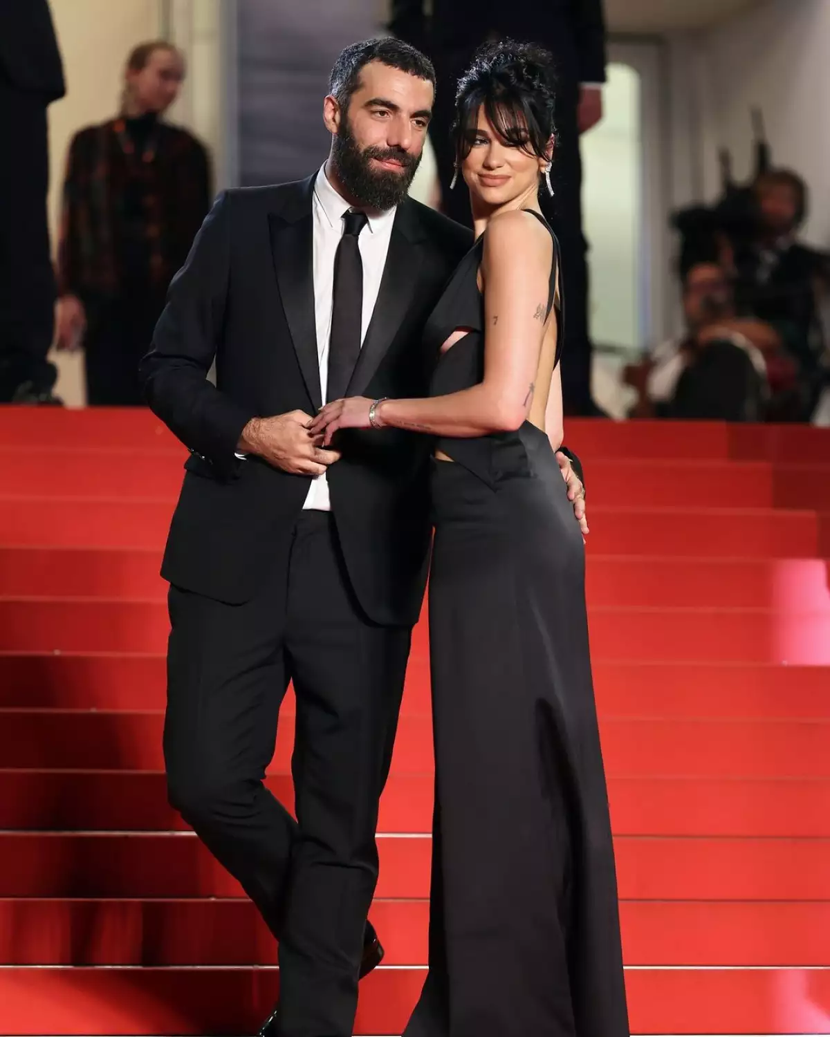 Dua Lipa debuta en la red carpet de Cannes con nuevo novio y look