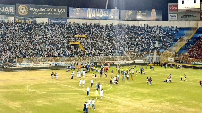 El Salvador: Al menos nueve personas mueren en una estampida ocurrida al interior de un estadio de fútbol