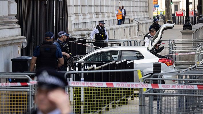 Hombre choca con su auto reja de la residencia del primer ministro en Londres